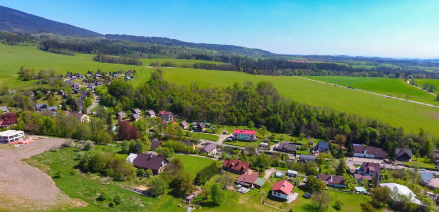 Prodej stavebního pozemku, 2.117 m2. Veškeré inženýrské sítě. Čistá v Krkonoších.