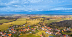 Prodej stavebního pozemku o výměře 4.472 m². Běštín, Hostomice, okr. Beroun. Volné ihned.