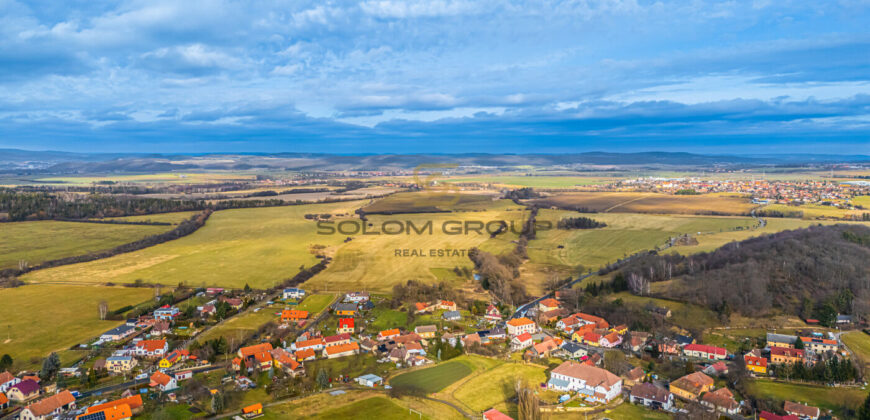 Prodej stavebního pozemku o výměře 4.472 m². Běštín, Hostomice, okr. Beroun. Volné ihned.