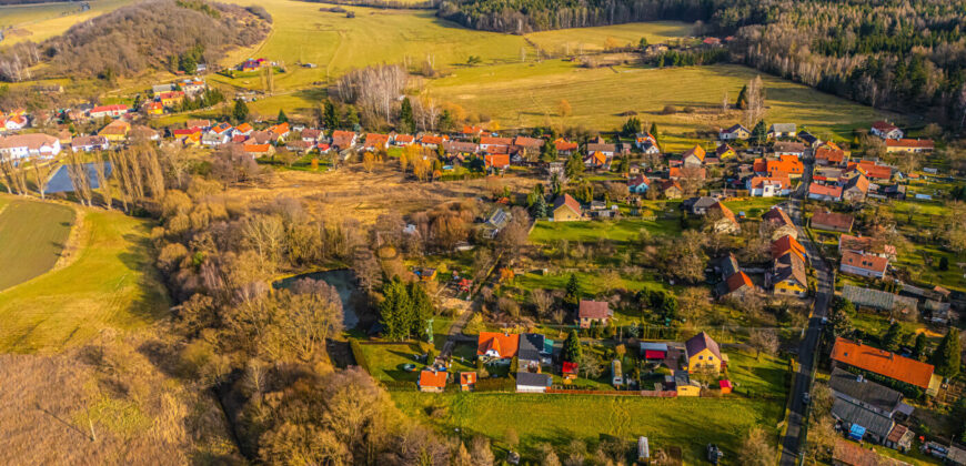 Prodej stavebního pozemku o výměře 4.472 m². Běštín, Hostomice, okr. Beroun. Volné ihned.