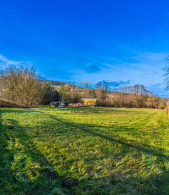 Prodej stavebního pozemku o výměře 4.472 m². Běštín, Hostomice, okr. Beroun. Volné ihned.