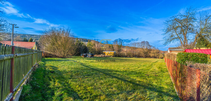 Prodej stavebního pozemku o výměře 4.472 m². Běštín, Hostomice, okr. Beroun. Volné ihned.