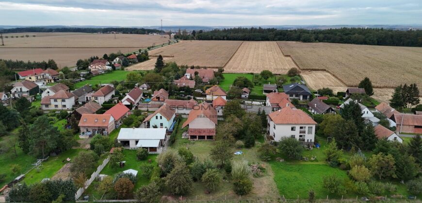 Prodej RD, 4+1/Možnost půdní vestavby. Pozemek o výměře 1.856 m². Barchůvek, okr. Hradec Králové